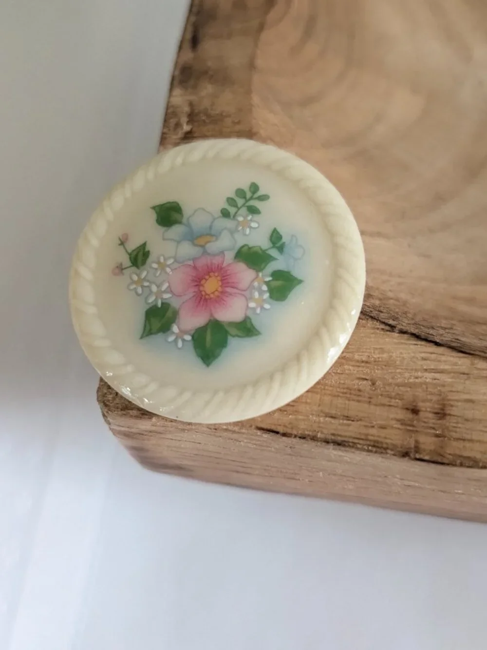 Vintage Avon Spring Bouquet Round Ceramic Brooch / Pin 1984 Floral